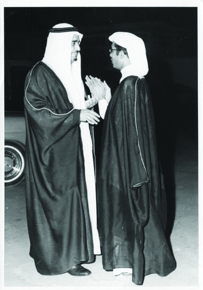 الملك فهد بن عبدالعزيز -يرحمه الله - في حديث جانبي مع خياط.