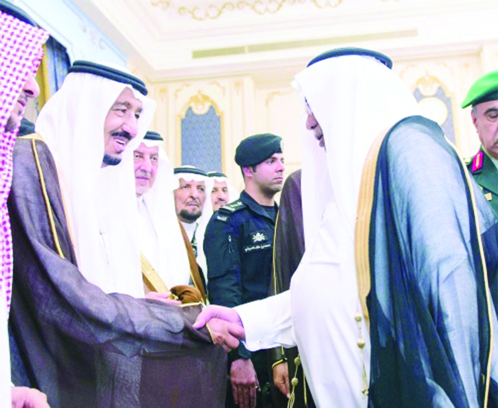 خادم الحرمين الشريفين الملك سلمان بن عبدالعزيز مصافحاً عبدالله عمر خياط في قصر السلام بجدة.