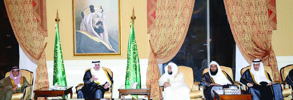 



الأمير فهد بن سلطان متحدثا للأهالي. (عكاظ)