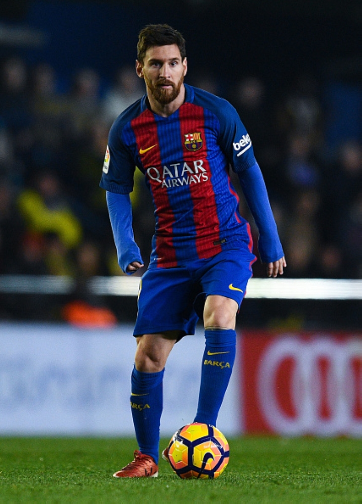 VILLARREAL, SPAIN - JANUARY 08:  Lionel Messi of FC Barcelona runs with the ball during the La Liga match between Villarreal CF and FC Barcelona at Estadio de la Ceramica stadium on January 8, 2017 in Villarreal, Spain.  (Photo by David Ramos/Getty Images)