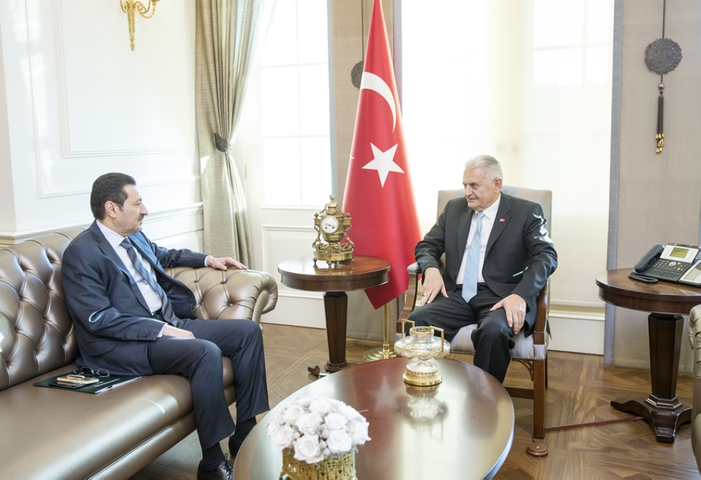 رئيس الوزراء التركي مع السفير السعودي. (عكاظ)