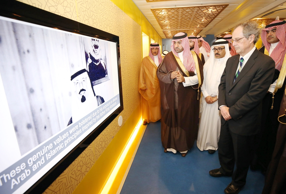 الأمير تركي بن عبدالله يتجول في أروقة المعرض. (عكاظ)