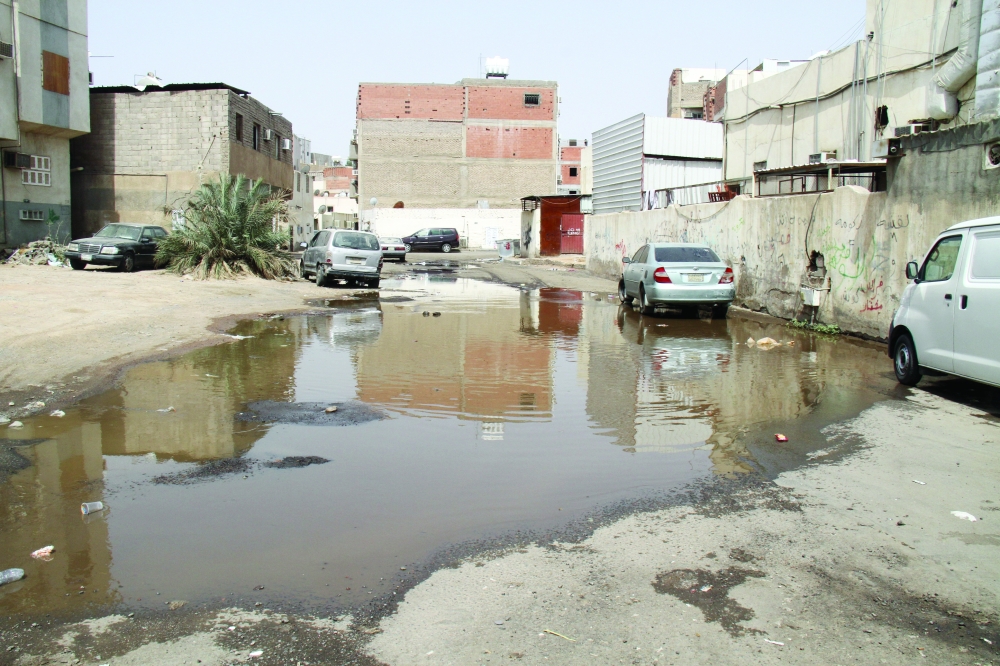 





مياه راكدة تصدر الحشرات والروائح الكريهة لسكان العنابس. (تصوير: بندر الترجمي)