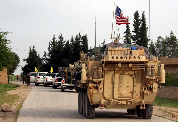 US forces, accompanied by Kurdish People's Protection Units (YPG) fighters, drive their armoured vehicles near the northern Syrian village of Darbasiyah, on the border with Turkey on April 28, 2017. / AFP / DELIL SOULEIMAN
