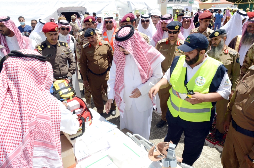 خلال وقوف أمير عسير على معروضات الفرضية.