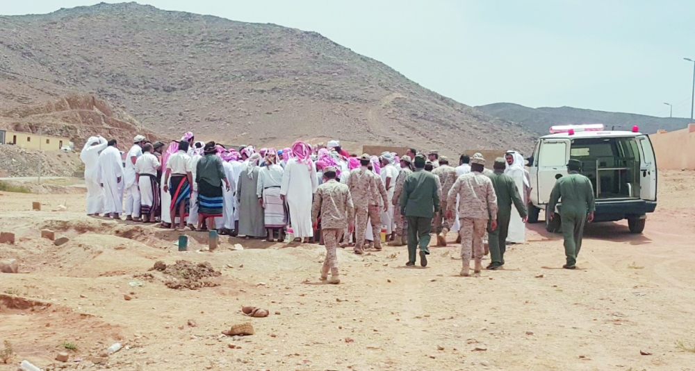 مشيعو الشهيد آل مفتاح في ظهران الجنوب، وفي الإطار الشهيد. (تصوير: تركي الوادعي)