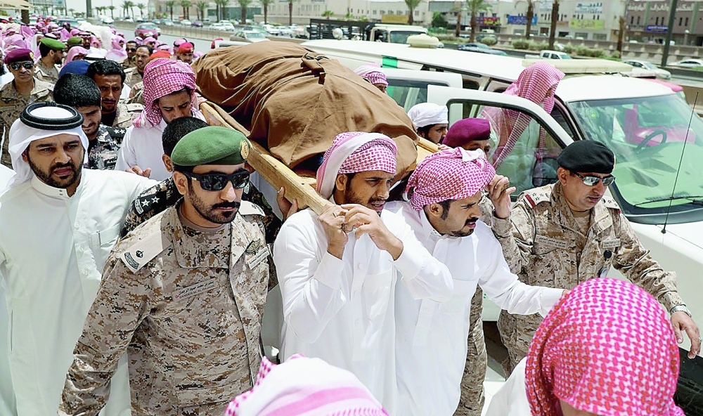 الشهيد المقدم الشهراني محمولا على الأكتاف في الرياض.  (تصوير: عبدالعزيز الجابر)