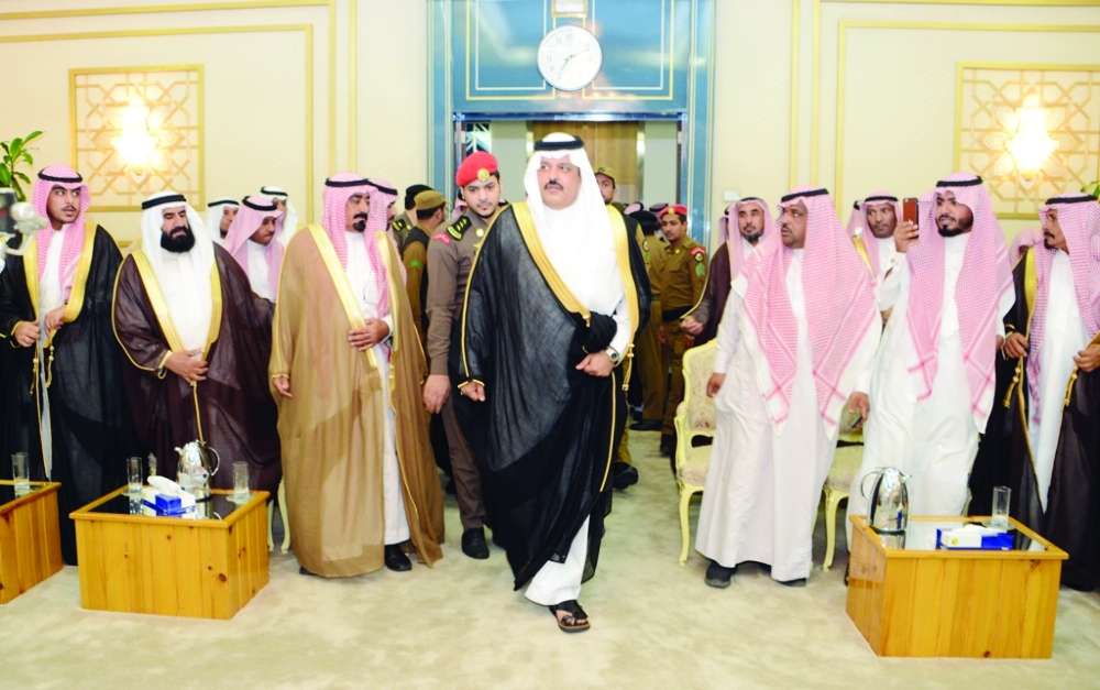 



الأمير عبدالعزيز بن سعد لحظة دخول قاعة الاستقبال.