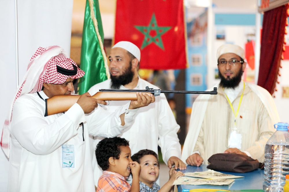 محرر «عكاظ» خلال تجربة البندقية. (تصوير: أحمد القحطاني)