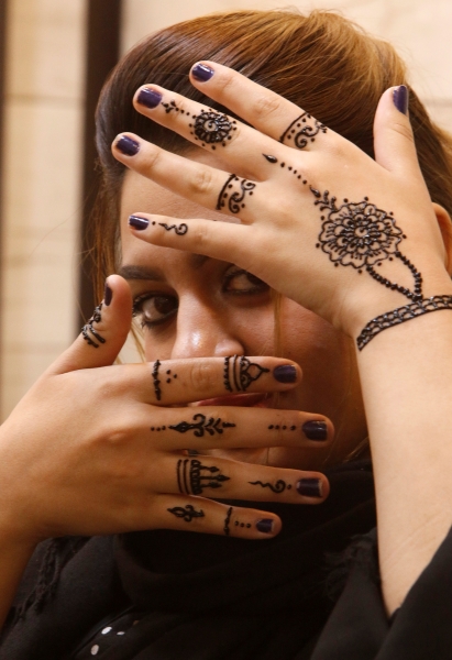 An Iraqi woman shows her hands decorated with traditional henna patterns inside a salon in Basra,Iraq May 3, 2017. Picture taken May 3, 2017. REUTERS/Essam Al-Sudani