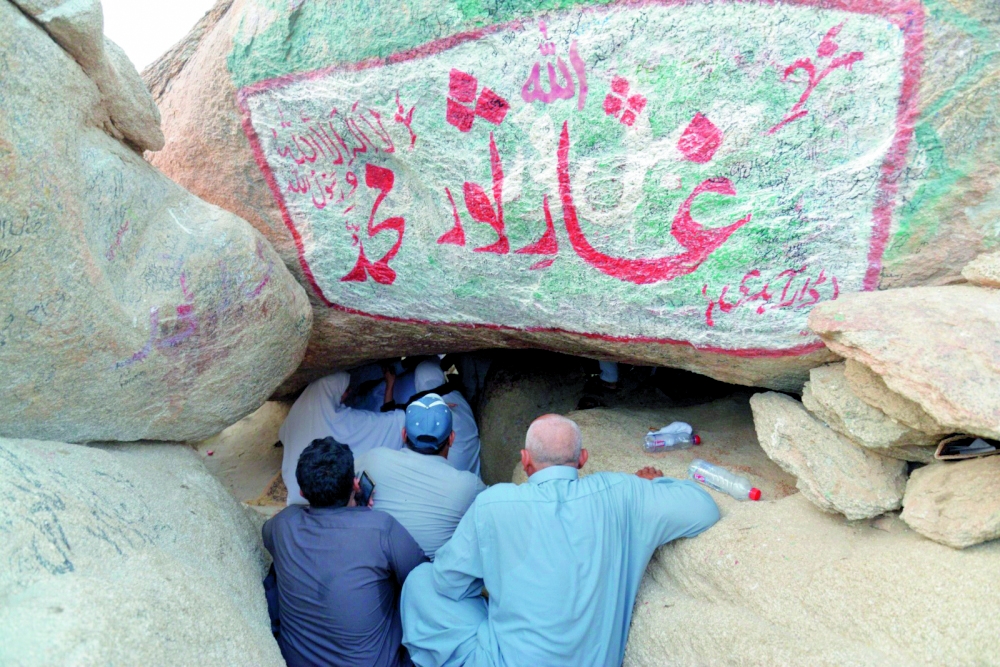 



زائرون في أعلى جبل ثور.