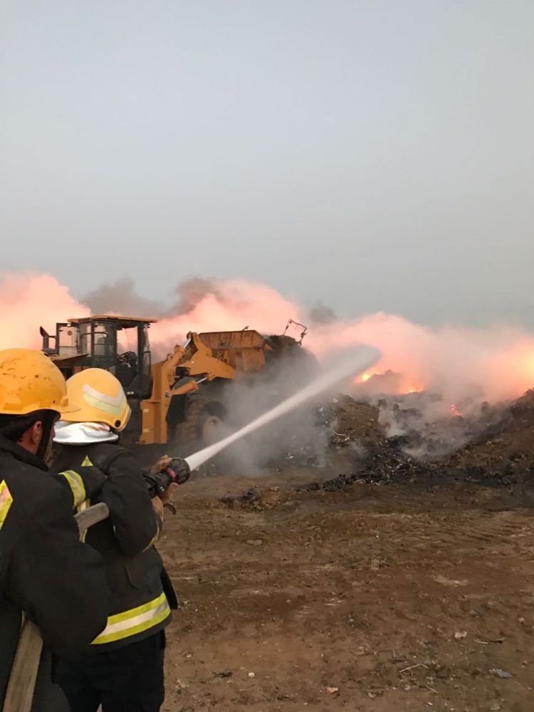 



إطفائيو الدفاع المدني يخمدون النيران التي اشتعلت في كمية من المخلفات والإطارات التالفة.