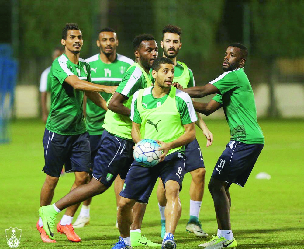 لاعبو الأهلي في التدريبات.