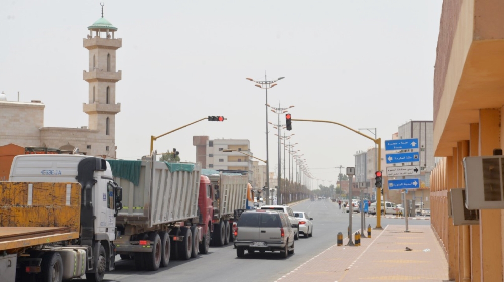 تدفق الشاحنات داخل المحافظة. (تصوير: عمران محمد)