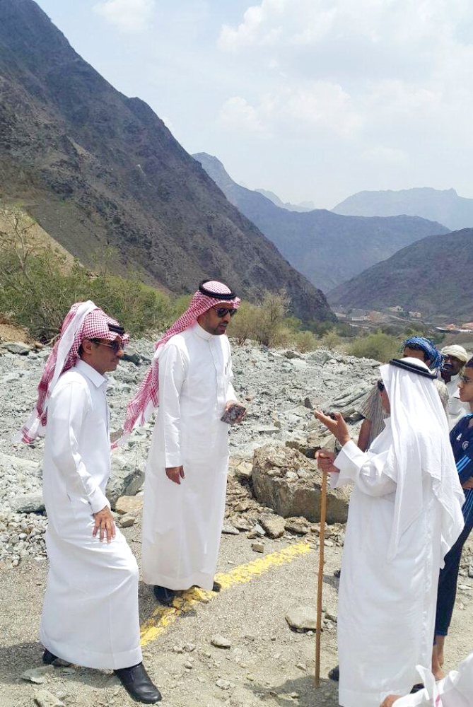 مدير الطرق يستمع إلى شكوى أحد المواطنين.