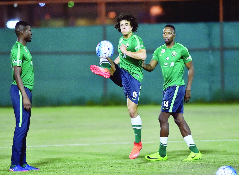 





جمال باجندوح في تدريبات المنتخب.