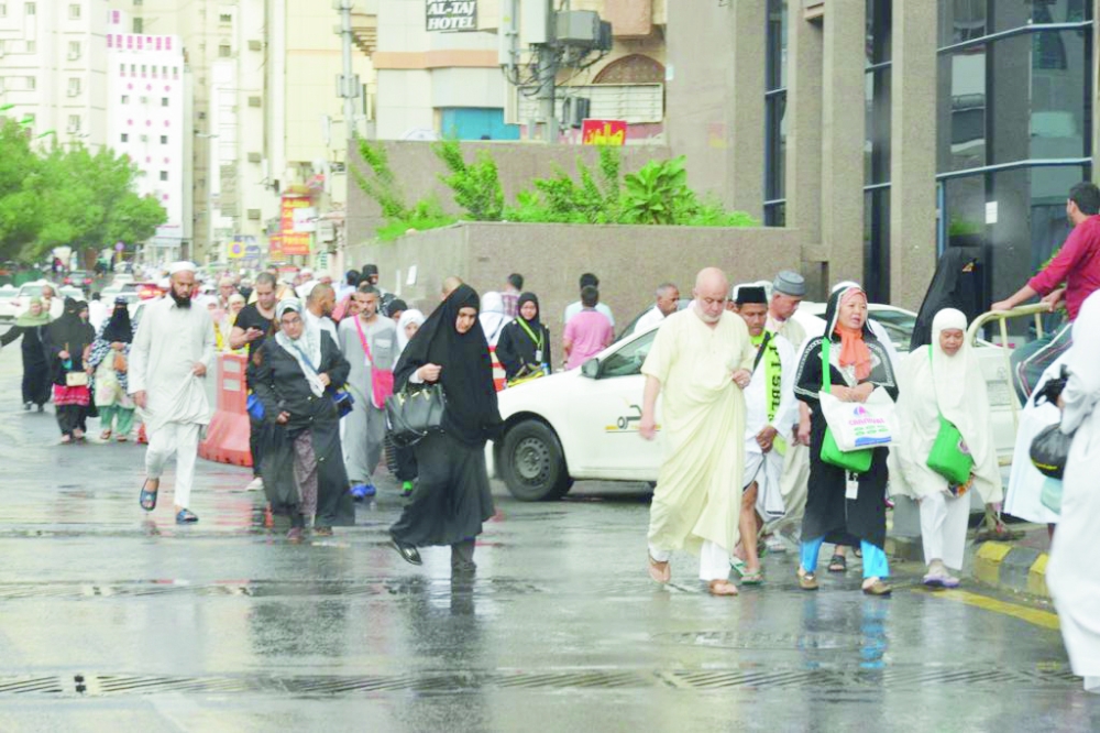 
عتمرون بعد عودتهم من الحرم المكي. (تصوير: حسن القربي hh22n@)