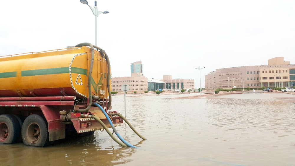 الاستعانة بصهاريج الصرف الصحي لشفط المياه من المدينة الجامعية.