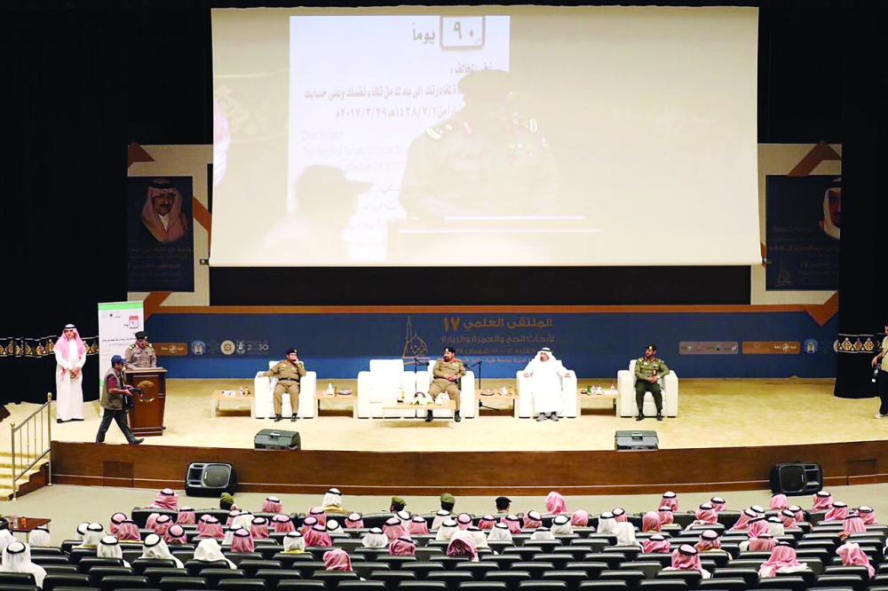 





الغامدي متحدثا خلال اجتماع لجنة «وطن بلا مخالف» بجامعة طيبة. (عكاظ)