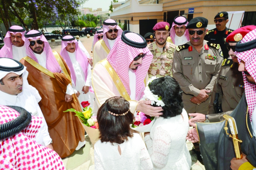 أمير عسير قبيل افتتاحه المعرض.