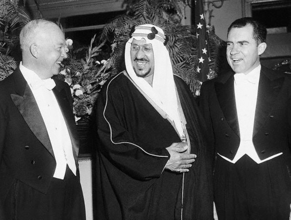 الملك سعود أول عاهل سعودي يزور واشنطن والتقى أيزنهاور عام 1957.