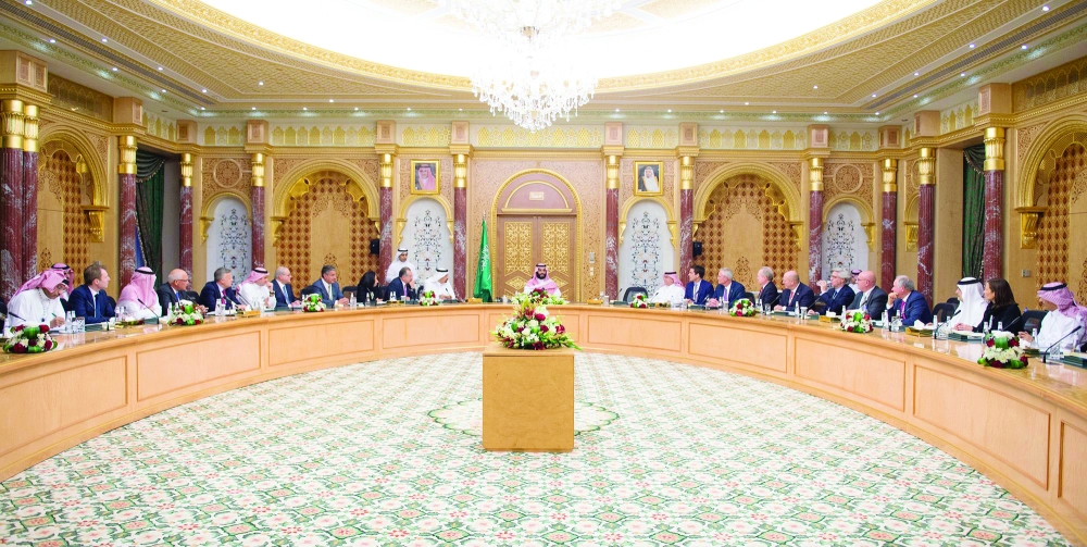 الأمير محمد بن سلمان مجتمعا مع رؤساء كبرى الشركات الأمريكية والسعودية. (عكاظ)