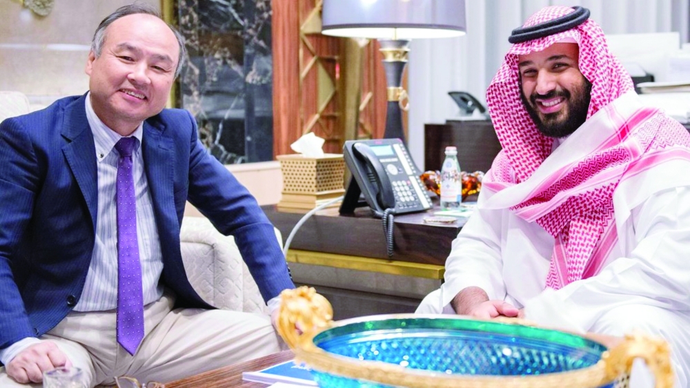 



الأمير محمد بن سلمان مع ماسايوشي سون بعد الإعلان عن الصندوق. (إرشيفية)