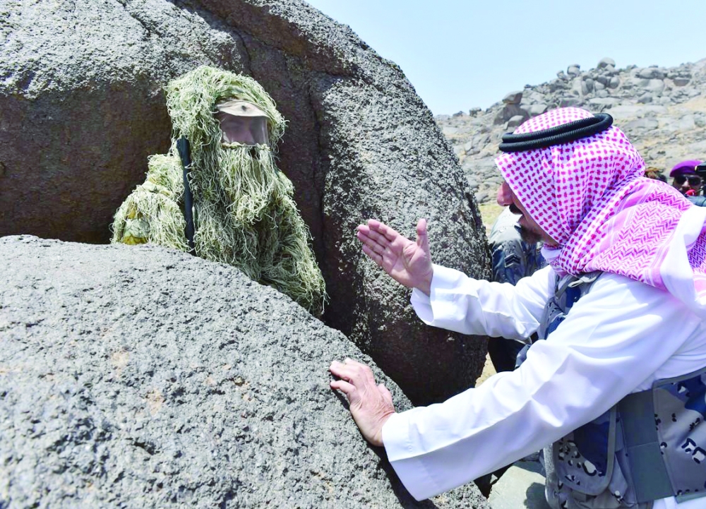 الأمير جلوي بن عبدالعزيز يتحدث لأحد الجنود المرابطين.