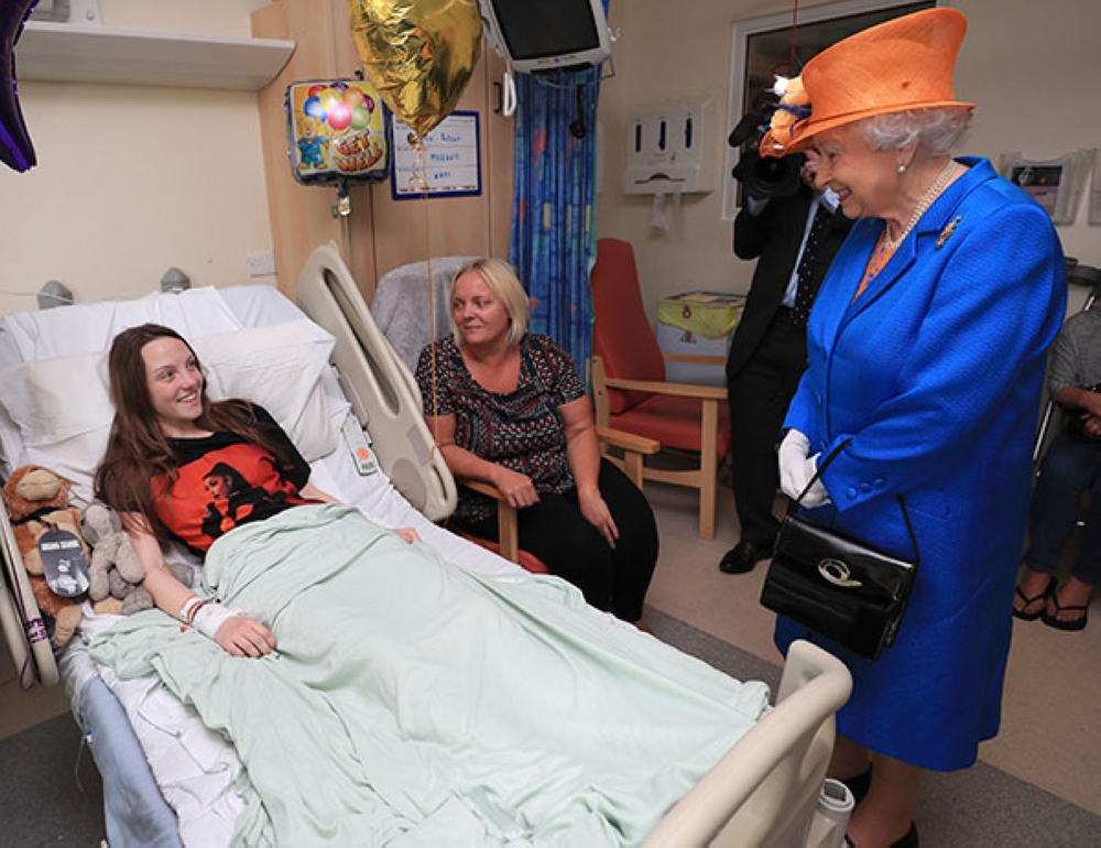 الملكة إليزابيث خلال زيارتها للمصابين في حادثة هجوم مانشستر