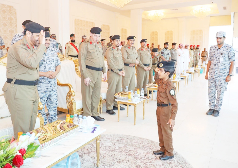 ابن شهيد الواجب العريف علي القرني حظي بترحيب كبير في الحفلة.