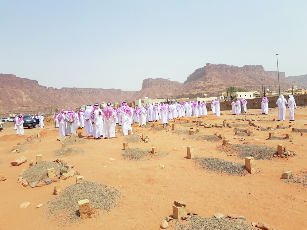 جموع غفيرة أثناء تشييع الجثامين بمقبرة العريق. (عكاظ)