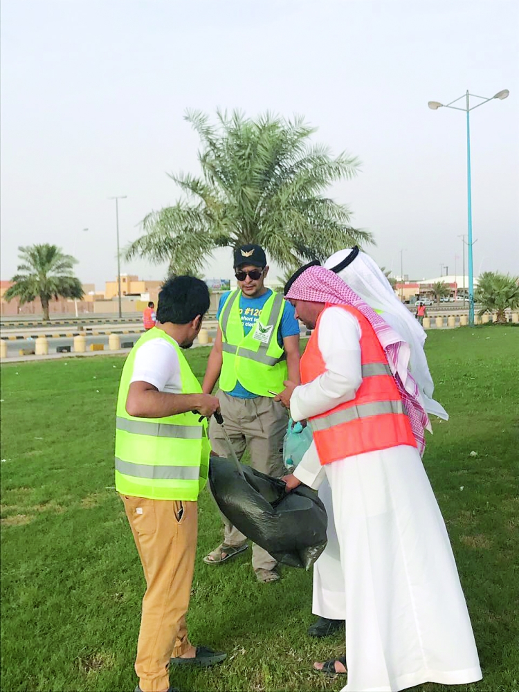 



المشاركون في المبادرة. (عكاظ)