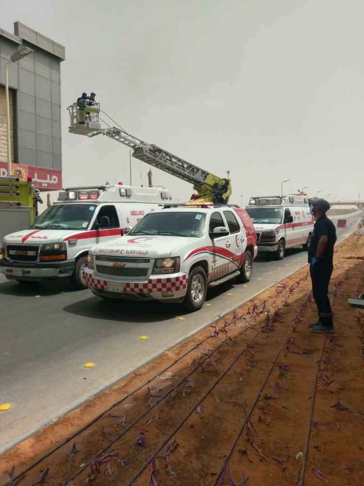 فرق الهلال الأحمر في موقع الحادثة. (عكاظ)