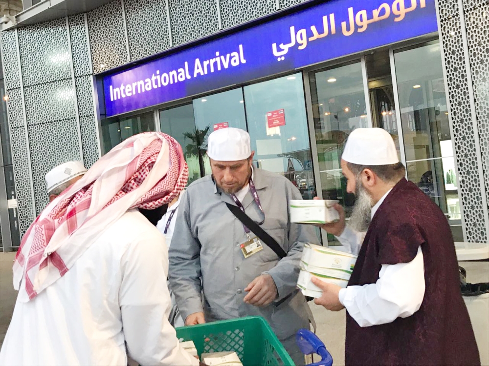 زائر يتسلم وجبة الإفطار. (عكاظ)