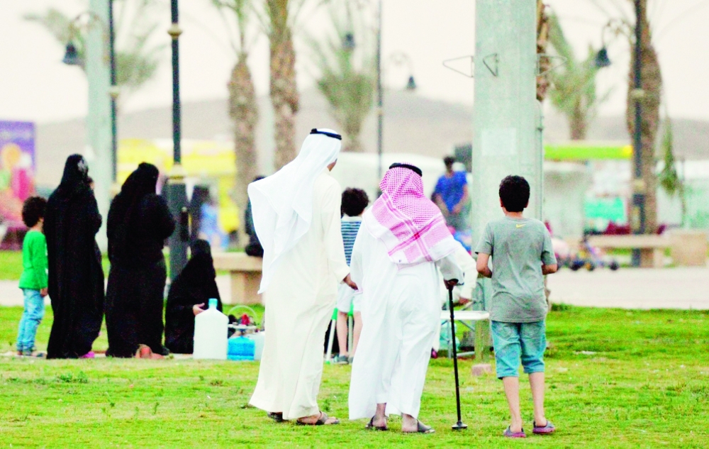 المتنزهات والحدائق في أبها شكلت نقطة التقاء للباحثين عن الترويح عن النفس خلال شهر رمضان. (واس)