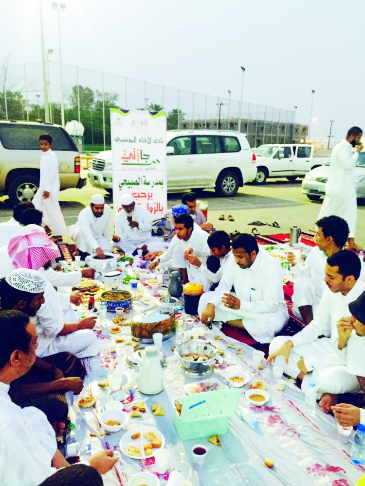 منسوبو ومشتركو نادي إخاء حول مائدة الإفطار. (عكاظ)