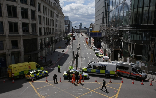 Police vehicles block the acccess to London Bridge in London on June 4, 2017, as police continue their investigations following the June 3 terror attack. Seven people were killed in a terror attack on Saturday by three assailants on London Bridge and in the bustling Borough Market nightlife district, the chief of London's police force said on Sunday. / AFP / Daniel LEAL-OLIVAS
