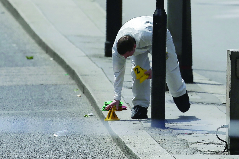 Police forensic officers work on London Bridge in London on June 4, 2017, as police continue their investigations following the June 3 terror attack. Seven people were killed in a terror attack on Saturday by three assailants on London Bridge and in the bustling Borough Market nightlife district, the chief of London's police force said on Sunday. / AFP / Daniel LEAL-OLIVAS
