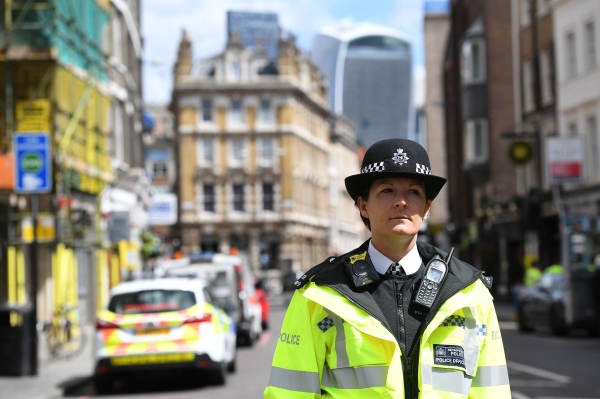 A Police officers stands on duty by a cordon on Borough High Street in London on June 4, 2017, as police continue their investigations following the June 3 terror attack. Seven people were killed in a terror attack on Saturday by three assailants on London Bridge and in the bustling Borough Market nightlife district, the chief of London's police force said on Sunday. / AFP / Chris J Ratcliffe
