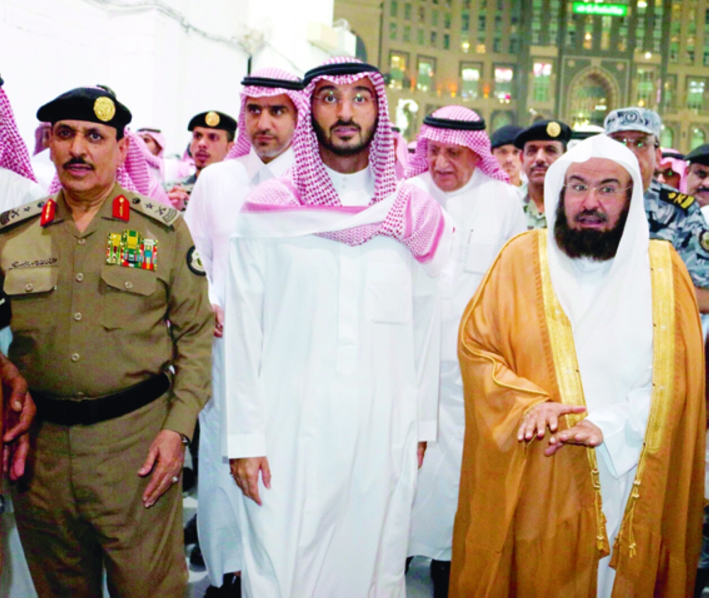 





الأمير عبدالله بن بندر والسديس والمحرج خلال الجولة. (تصوير: عمران محمد DR_EMRAN @)