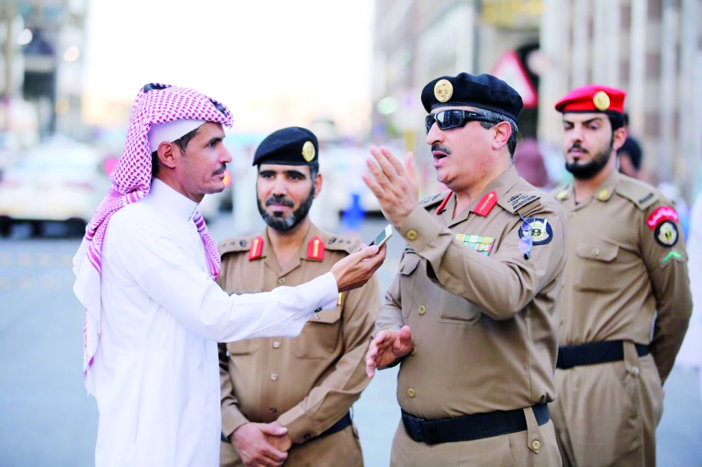 





اللواء الشهراني يتحدث للزميل الصويان. (تصوير: أحمد القحطاني)