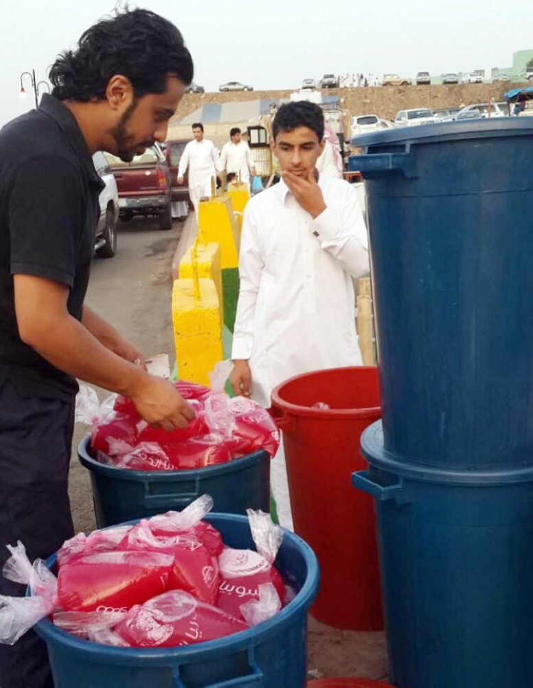 




بائع يعرض السوبيا في أبها.