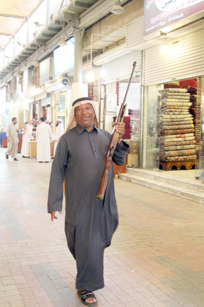 الدلال بوبدر يطوف الأسواق. (تصوير: عبدالعزيز اليوسف)