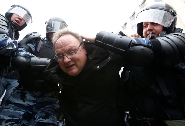 Riot police detain a demonstrator during an anti-corruption protest organised by opposition leader Alexei Navalny, on Tverskaya Street in central Moscow, Russia June 12, 2017. REUTERS/Sergei Karpukhin