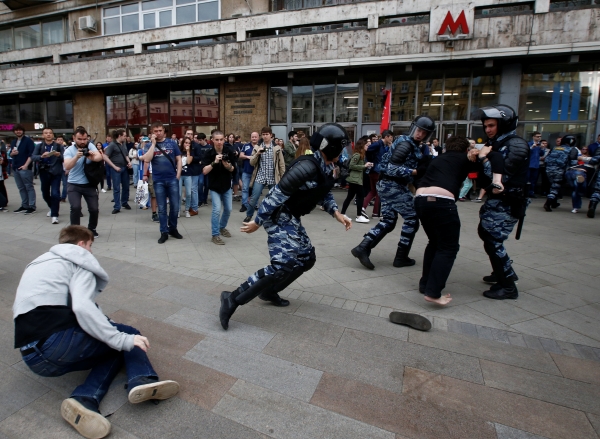 Riot police detain demonstrators during an anti-corruption protest organised by opposition leader Alexei Navalny, on Tverskaya Street in central Moscow, Russia June 12, 2017. REUTERS/Sergei Karpukhin