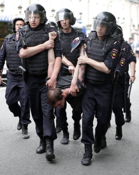 Riot police detain a man during an anti-corruption protest organised by opposition leader Alexei Navalny, on Tverskaya Street in central Moscow, Russia June 12, 2017. REUTERS/Tatyana Makeyeva