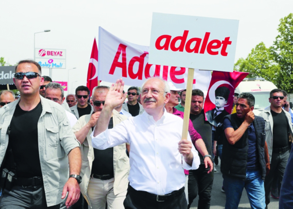 



زعيم حزب الشعب الجمهوري كمال كيليتشدار يقود مسيرة احتجاج ضد اعتقال نائب.  (أ.ف.ب)