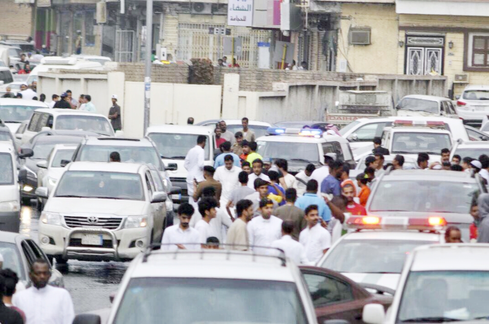 شارع عكاظ يعج بالباحثين عن فطور.