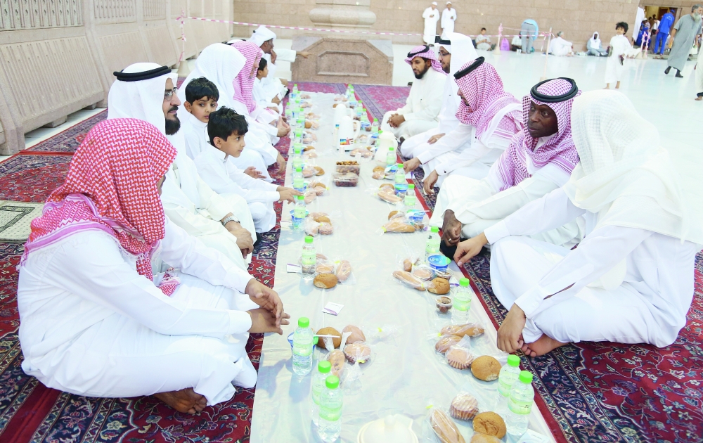 



منسوبو وكالة المسجد النبوي يشاركون أبناء الشهداء الإفطار. (عكاظ)