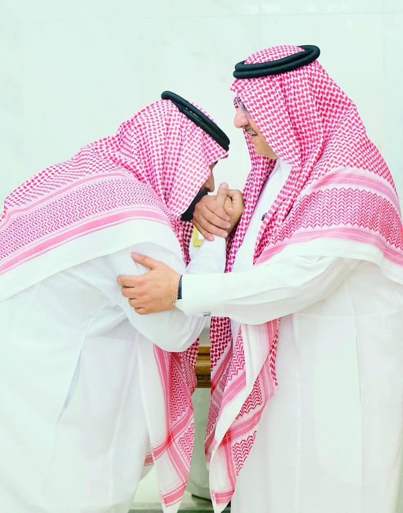 الأمير محمد بن سلمان مقبلا يد أخيه الأمير محمد بن نايف